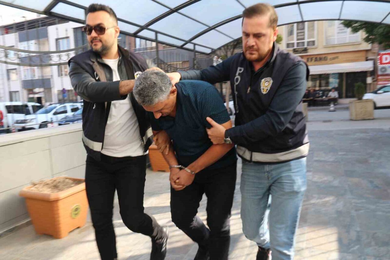 Eskişehir’de market içerisinde çocuğunu tekmeleyen ve ifadesinde, "Çok hareketli bir