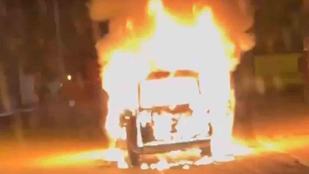 Kırıkkale’de seyir halindeyken motor kısmından alev alan hafif ticari araç,