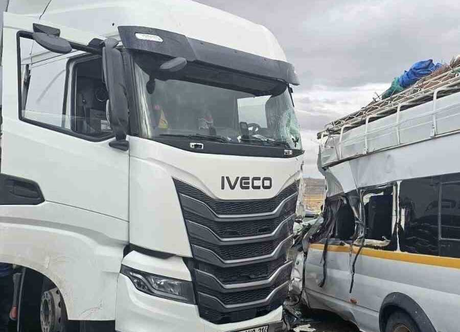 Nevşehir’de tır ile mevsimlik işçileri taşıyan minibüsün çarpışması sonucu 9