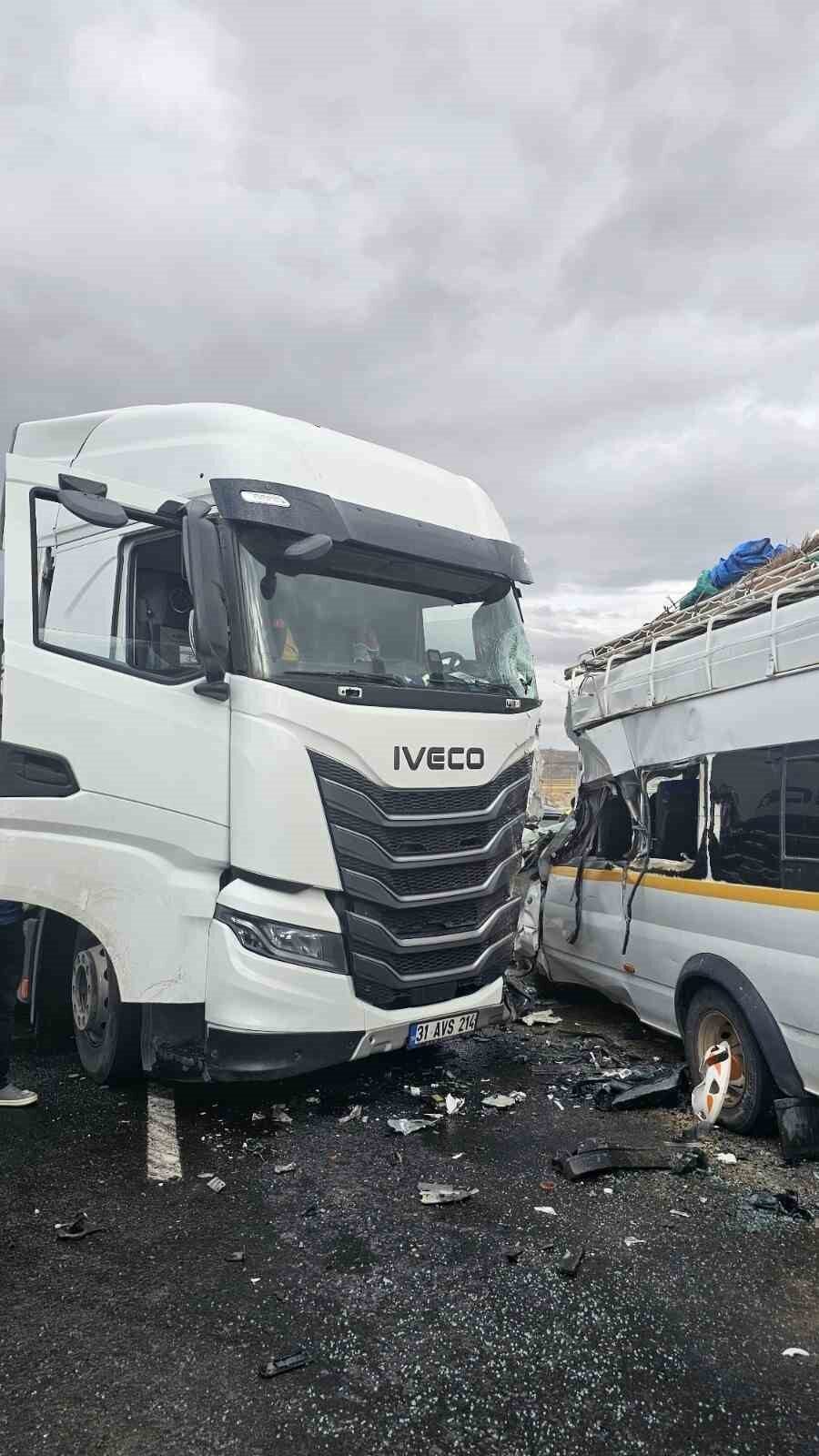 Nevşehir’de tır ile mevsimlik işçileri taşıyan minibüsün çarpışması sonucu 9