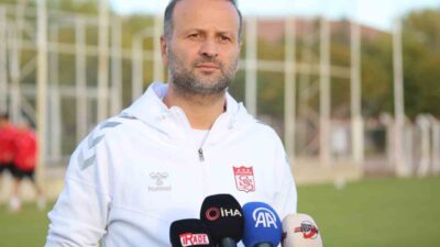 Özbelsan Sivasspor Teknik Direktörü Osman Zeki Korkmaz, bir gazetecinin "İstifa