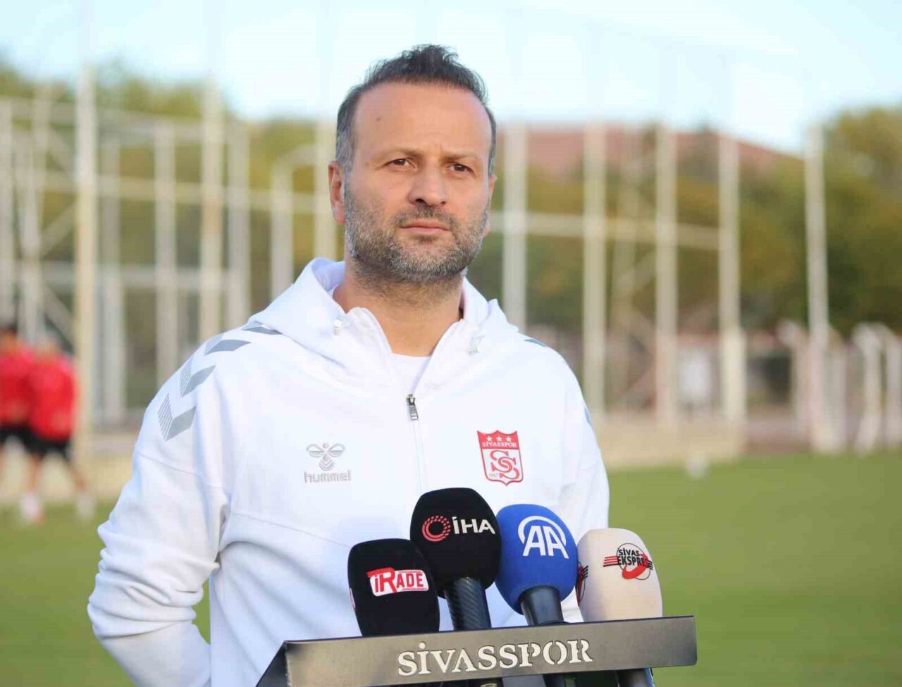 Özbelsan Sivasspor Teknik Direktörü Osman Zeki Korkmaz, bir gazetecinin "İstifa