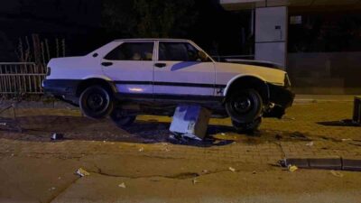 Niğde’de otomobilin trafoya çarparak trafoyu altına alırken, kazada sürücü yara