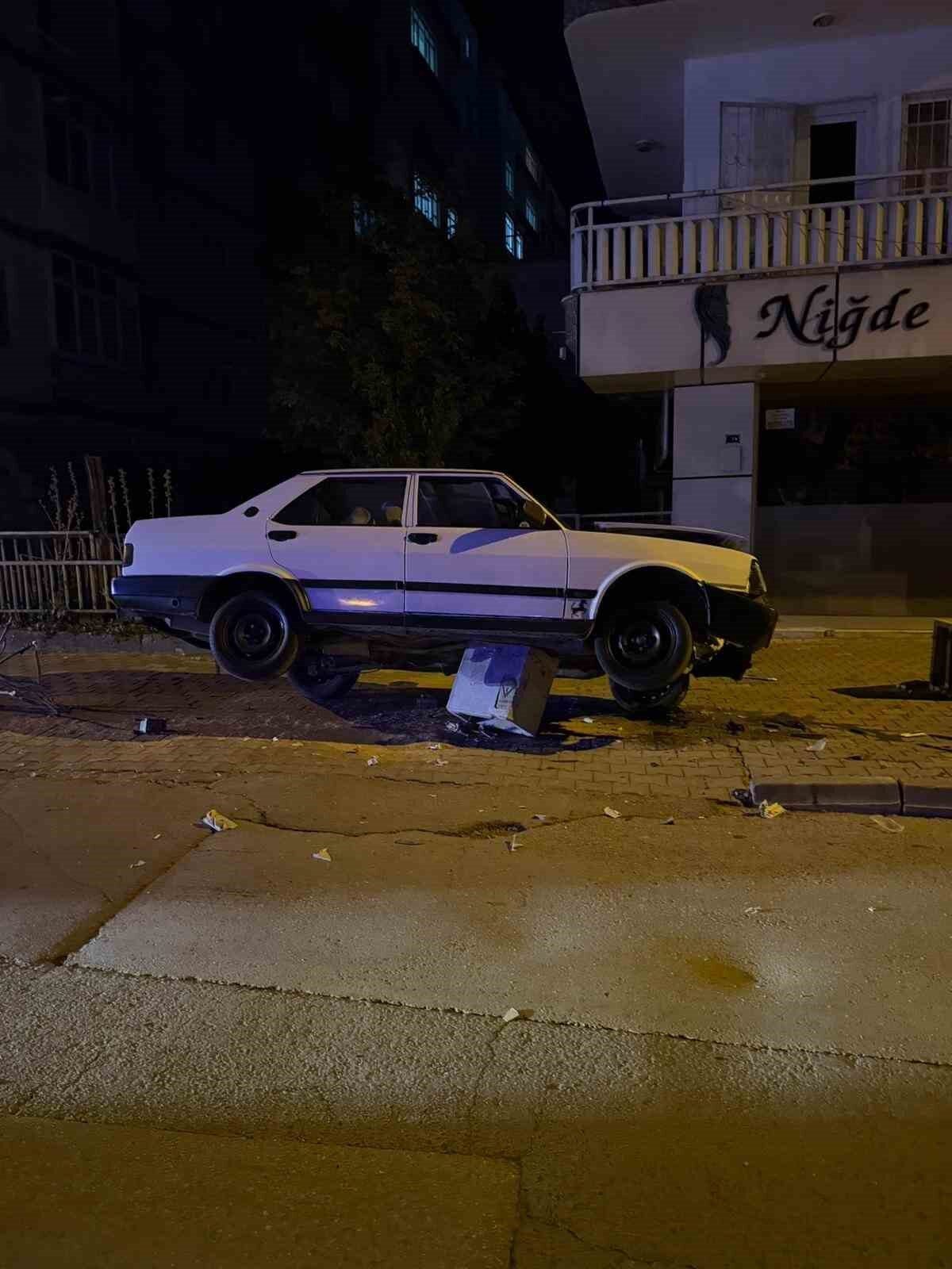 Niğde’de otomobilin trafoya çarparak trafoyu altına alırken, kazada sürücü yara