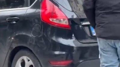 Eskişehir’de otomobilin altında kalan 8 yaşındaki çocuk yaralandı. Vatandaşların el
