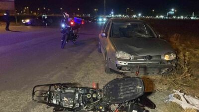 Karaman’da otomobil ile çarpışan motosikletin sürücüsü yol kenarına savrularak yaralandı.