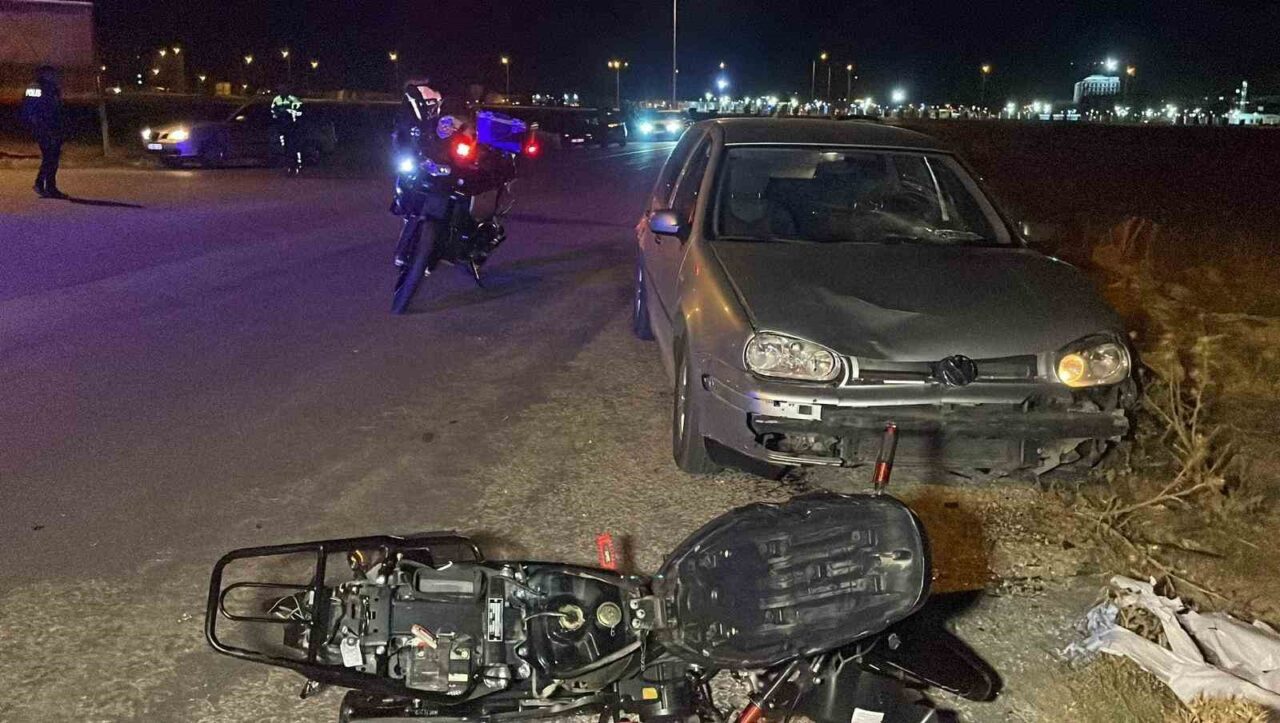 Karaman’da otomobil ile çarpışan motosikletin sürücüsü yol kenarına savrularak yaralandı.