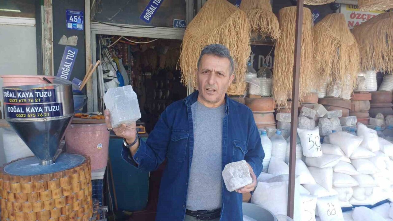 Kayseri’de yaşayan İhsan Çelik, Pakistan’dan getirdiği Himalaya tuzunu işleyerek sofralara