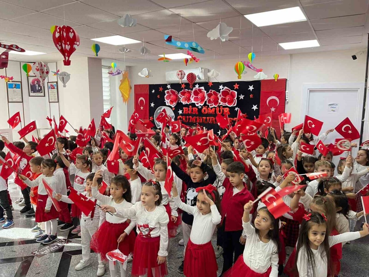 Ankara Pursaklar Belediyesi’ne bağlı Nezaket Okullarında, 29 Ekim Cumhuriyet Bayramı