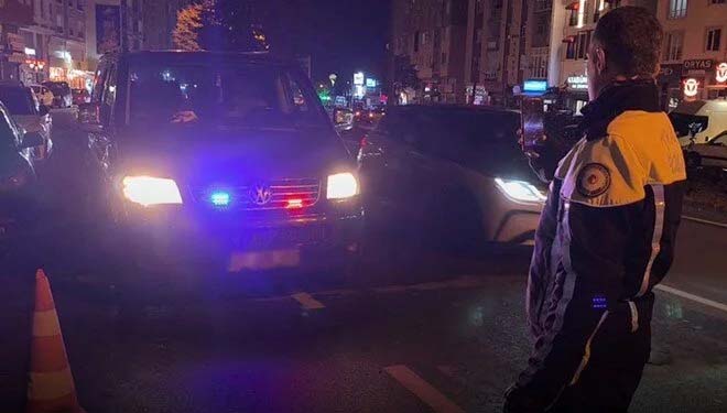 Kütahya’da ehliyetsiz bir sürücü, sahte çakar takılı minibüsle polis karakoluna