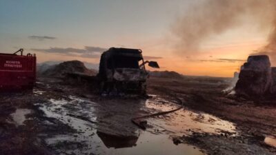 Konya’nın Karapınar ilçesinde park halindeki saman balyası yüklü tır yandı,