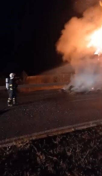 Sivas’ta saman yüklü tırda yangın çıktı. Alevlere teslim olan tır,