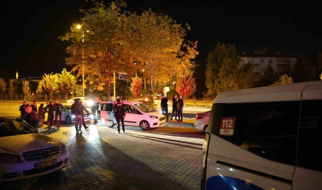 Nevşehir’de seyir halindeki kamyonetin kasasından düşen genç ağır yaralandı.