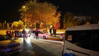 Nevşehir’de seyir halindeki kamyonetin kasasından düşen genç ağır yaralandı.