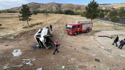 Sivas’ta direksiyon hakimiyeti kaybedilen minibüs, istinat duvarından aşağıya devrildi. Kazada