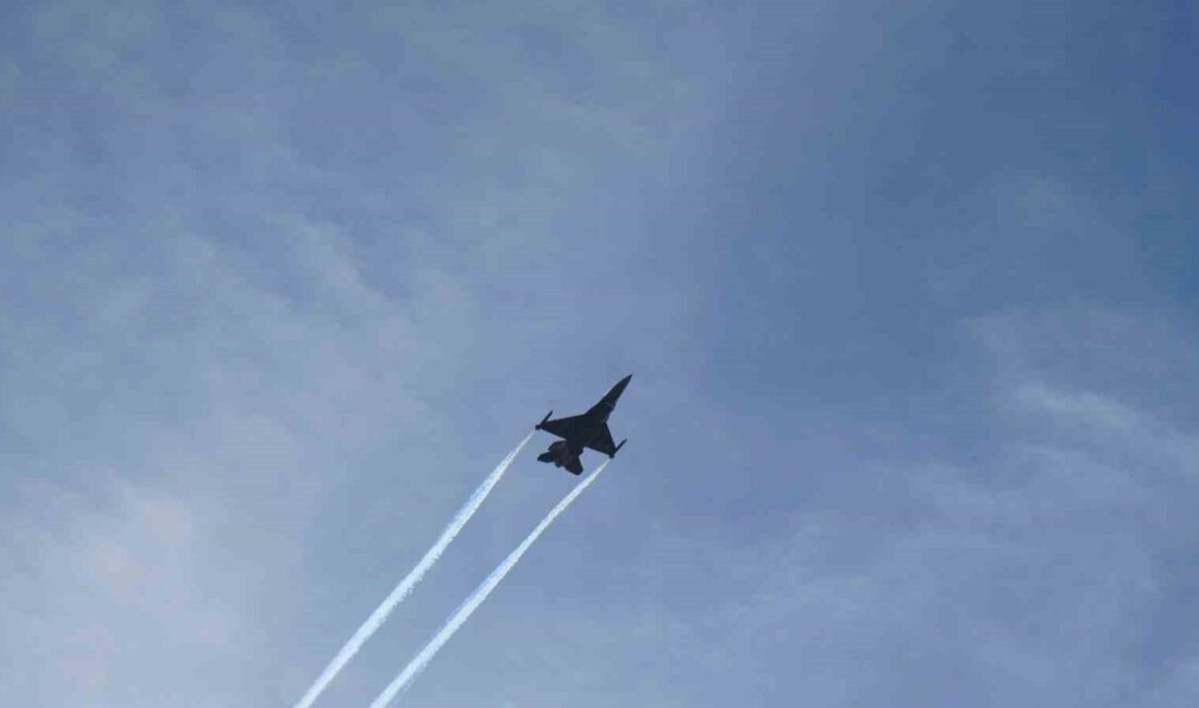 Türk Hava Kuvvetleri’ne bağlı akrobasi timi SOLOTÜRK, Anıtkabir semalarında çevre