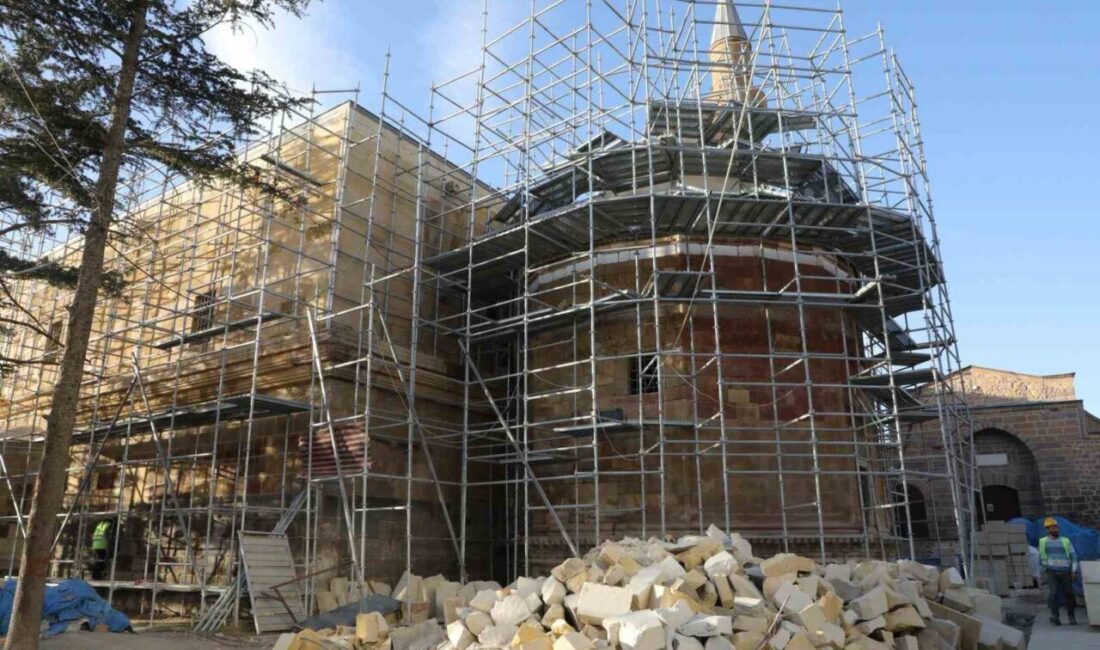 Niğde Valisi Cahit Çelik; Belediye Başkanı Emrah Özdemir ve beraberindeki