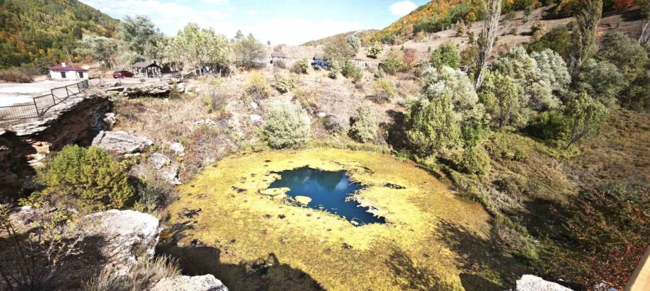 Sivas’ın Doğanşar ilçesindeki Dipsizgöl sonbahar güzelliğiyle mest ediyor.