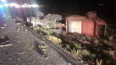 Konya’nın Karapınar ilçesinde seyir halindeki tırın traktöre bağlı tarım makinesine