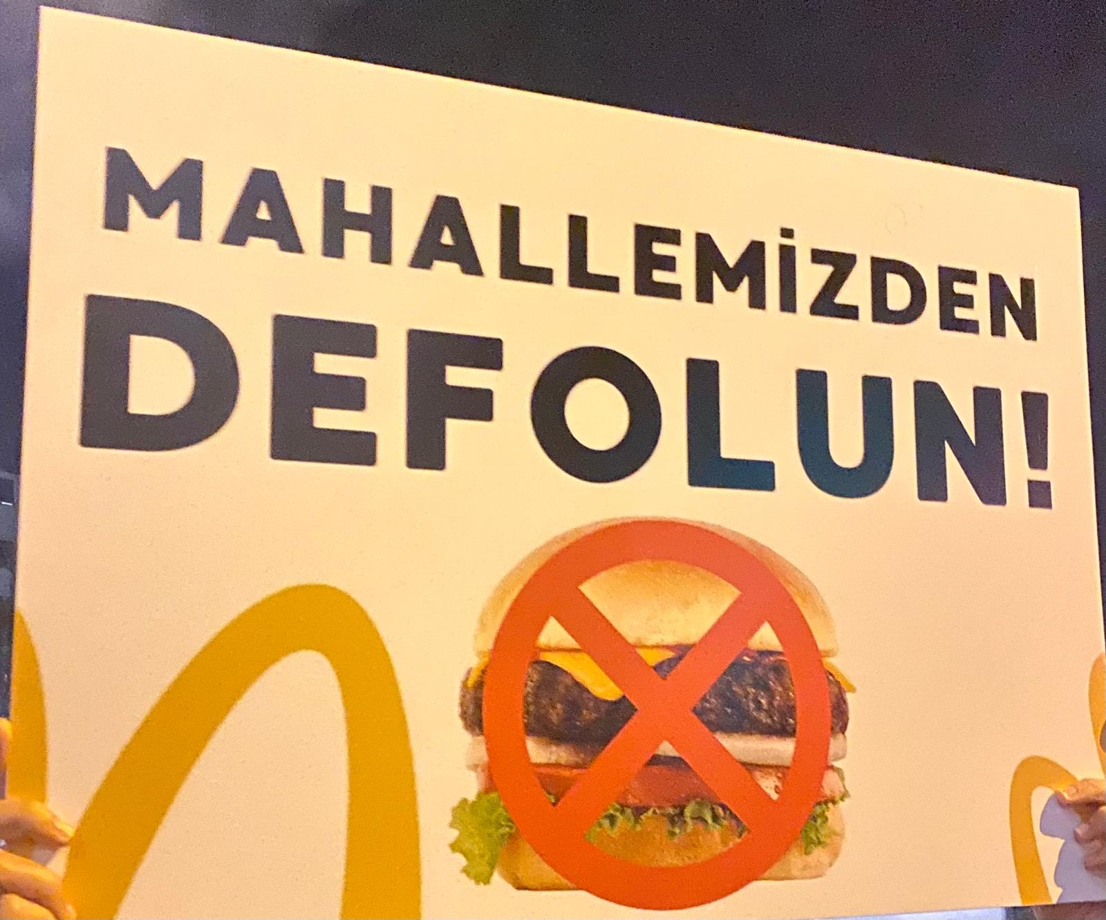 İstanbul’un Üsküdar ilçesinde mahalle sakinlerinin, açılması planlanan McDonald’s şubesine yönelik