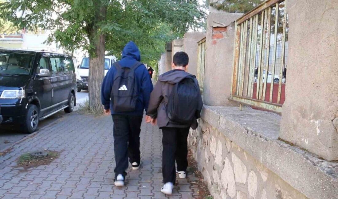 Çocukların ağır çanta taşımasının skolyoza yol açabileceğini söyleyen Çocuk Sağlığı