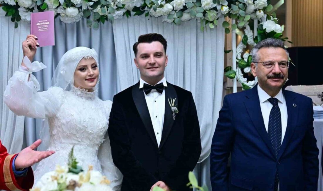 Eskişehir Valisi Hüseyin Aksoy, dünyaevine giren polis çiftin nikah şahitliğini