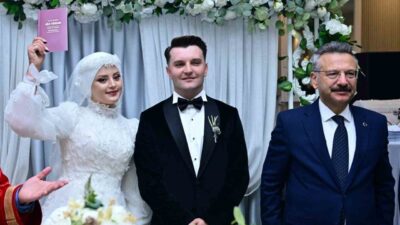 Eskişehir Valisi Hüseyin Aksoy, dünyaevine giren polis çiftin nikah şahitliğini