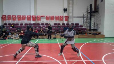 Oğlunun video oyunu merakıyla başladığı kılıç sporu, babasının da katılmasıyla