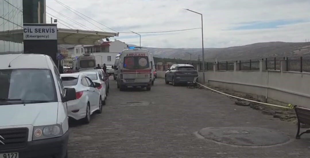 Ankara’da bir lisede, yardım sergisinde yedikleri yemekten dolayı zehirlendikleri ileri