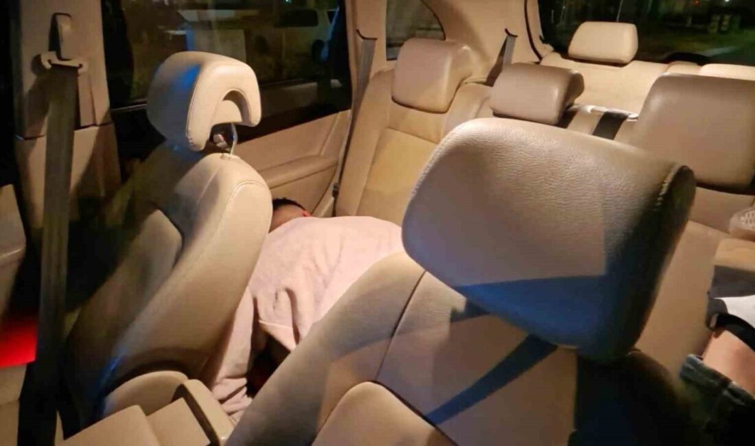 Aksaray’da yol ortasında çalışır vaziyette ve şoför kapısı açık olan