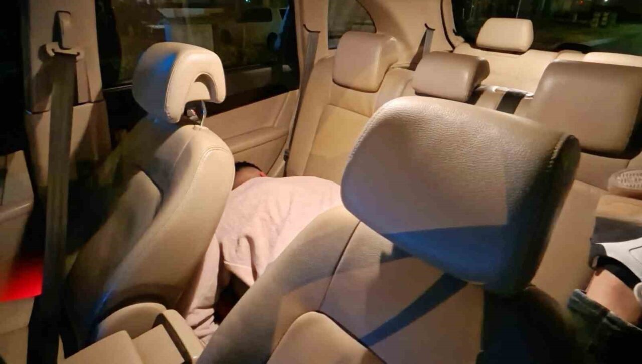 Aksaray’da yol ortasında çalışır vaziyette ve şoför kapısı açık olan