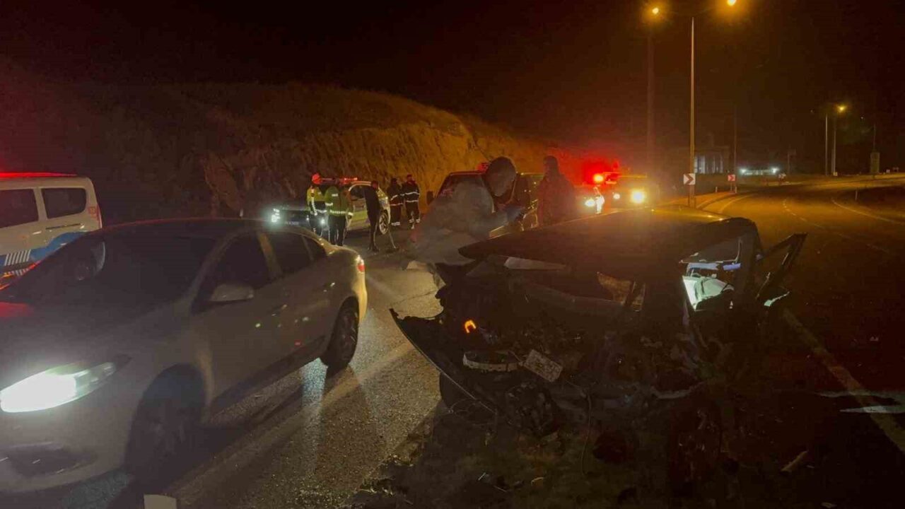 Yozgat’ta aydınlatma direğine çarpan sürücü olay yerinde hayatını kaybetti.
