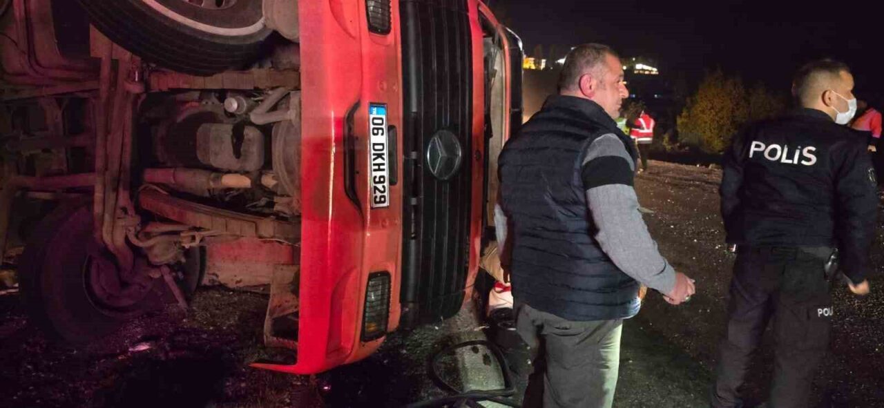 Ankara’nın Haymana ilçesinde mangal kömürü yüklü tırın virajı alamayarak devrilmesi