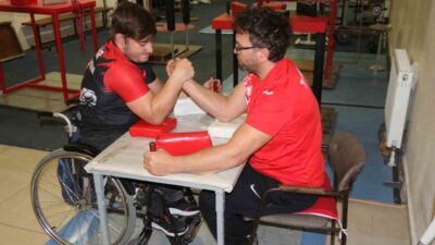 Eskişehirli sporcu İsmail Hakan Önder, kendisiyle aynı engele sahip olan