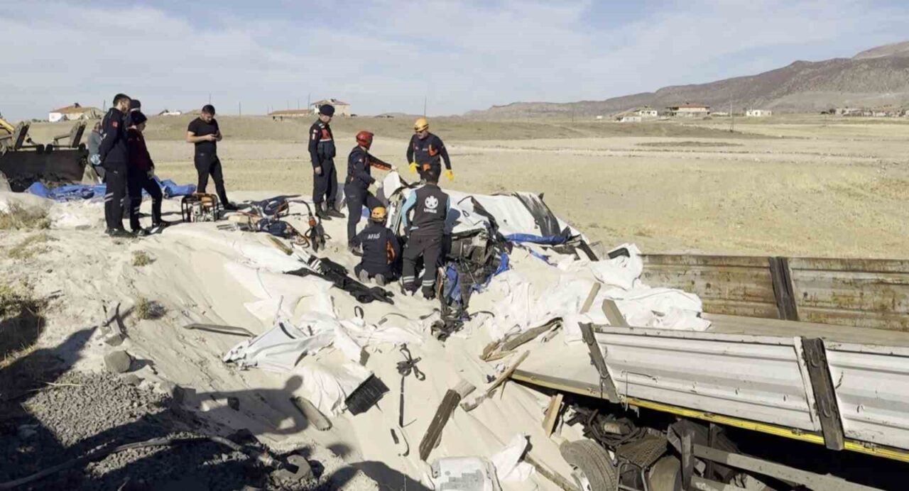 Aksaray’da sürücüsünün direksiyon hakimiyetini kaybettiği tır şarampole düşerken, düşmenin etkisiyle
