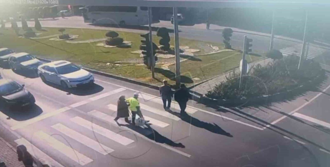Nevşehir’de bir trafik polisi, yolun karşısına geçmeye çalışan yaşlı kadını