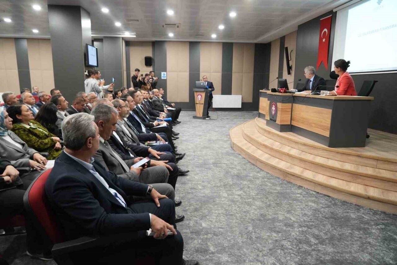 Ulukışla-Karaman-Ereğli hızlı tren hattında çalışmaların yıl sonuna kadar tamamlanması planlanıyor.