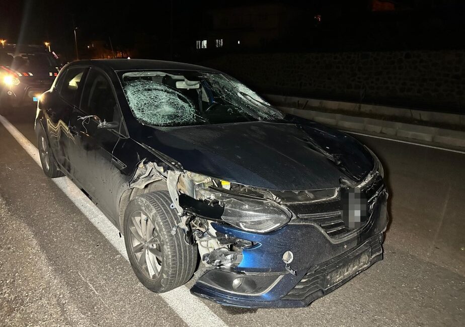 Uşak’ın Eşme ilçesinde yolun karşısına geçmeye çalışan üç kişiye otomobil