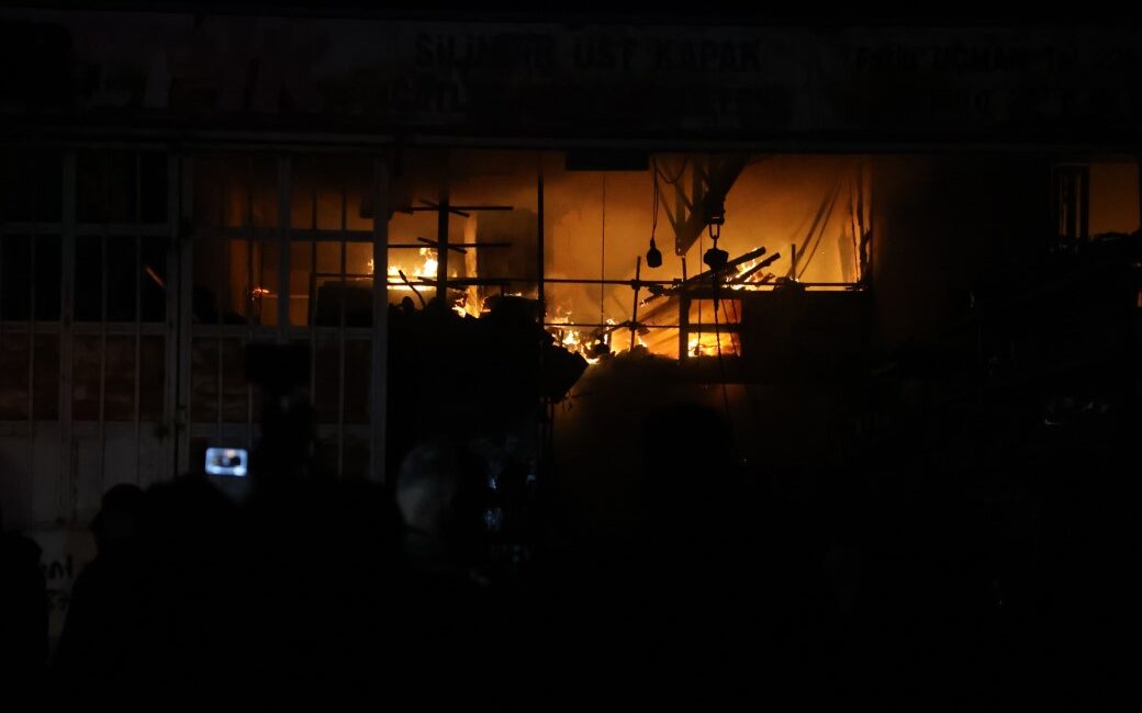 Hatay’ın Antakya ilçesinde bulunan sanayi sitesinde çıkan yangın, büyük maddi
