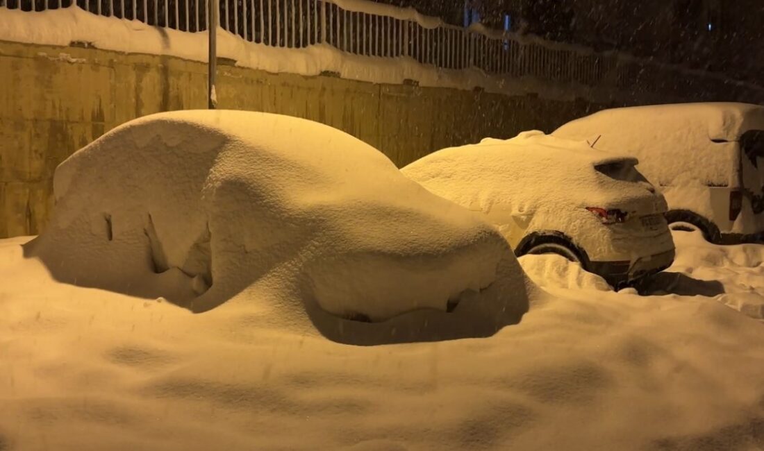 Hakkari’nin Yüksekova ilçesinde etkili olan yoğun kar yağışı hayatı olumsuz