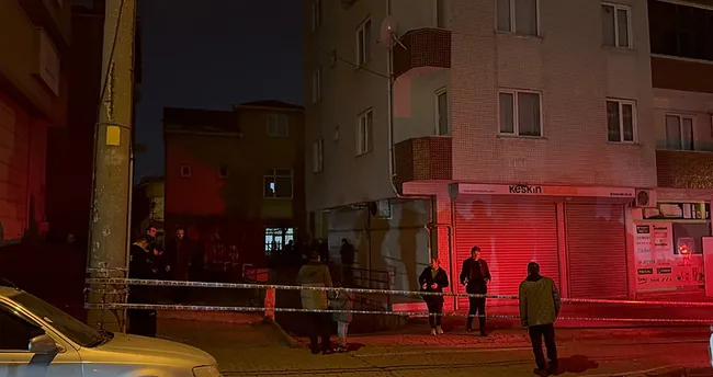 Kocaeli’nin Gebze ilçesinde giriş kısmında çökme meydana gelen 5 katlı