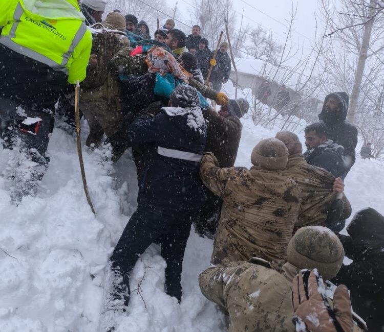VAN – Van’ın Çatak ilçesinde sabah saatlerinde meydana gelen çığ