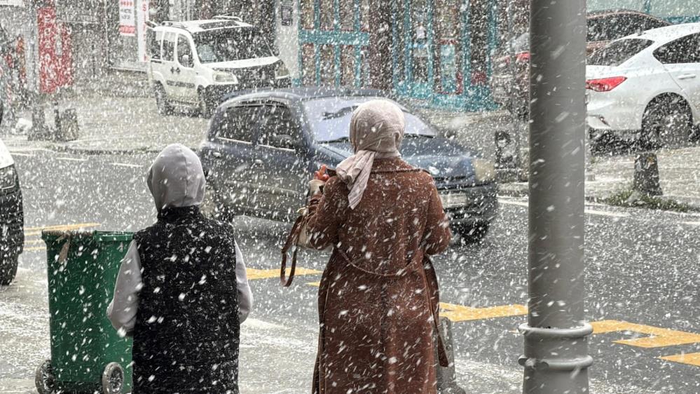 İSTANBUL – İstanbul’da etkisini yeniden artıran kar yağışı, Arnavutköy ilçesinde