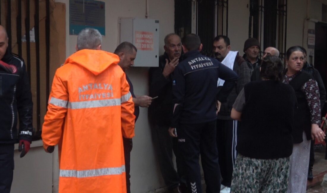 Antalya’nın Kepez ilçesinde bir apartmanın zemin katında çıkan yangın itfaiye