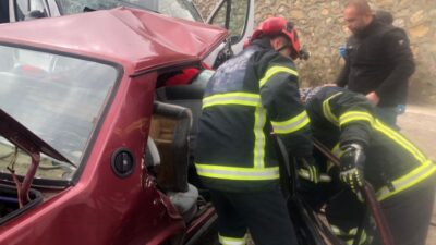 Burdur’un Bucak ilçesinde Tofaş otomobil ile minibüsün kafa kafaya çarpışması
