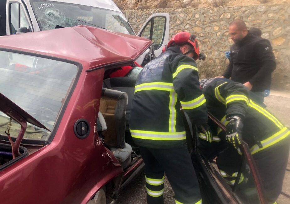 Burdur’un Bucak ilçesinde Tofaş otomobil ile minibüsün kafa kafaya çarpışması