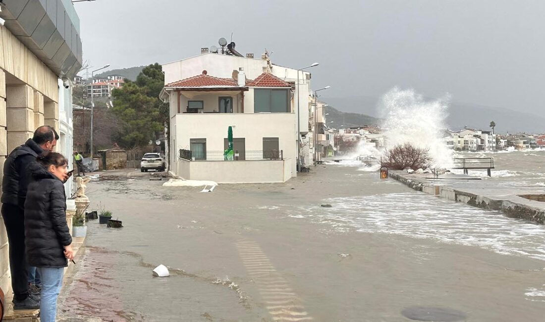 Çanakkale’nin Ayvacık ilçesinde etkili olan fırtına nedeniyle dalgalar adeta denizle