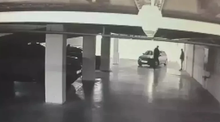 Bakırköy’de bir sitenin otoparkında iki araçtan çalındığı öne sürülen 30