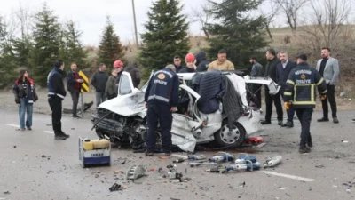 Nevşehir’in Acıgöl ilçesinde iki otomobil ile bir minibüsün karıştığı trafik