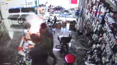 Aksaray’da bir cep telefonu tamir dükkanında, onarım için bırakılan bir